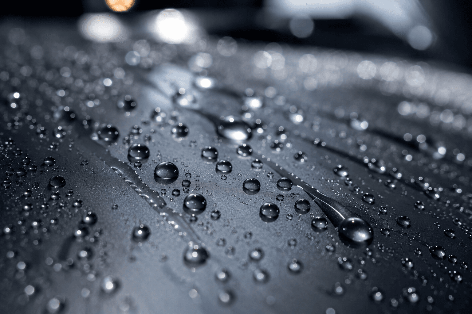 Waterdruppels parels op keramisch gecoate lak — hydrofobisch effect zichtbaar